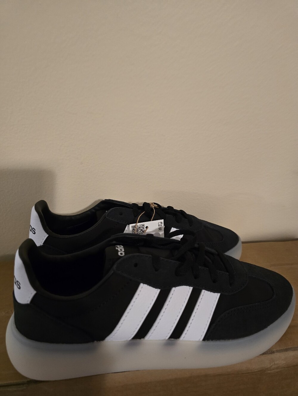 Adidas Woen’s Black and White Casual Low-Top Sneakers